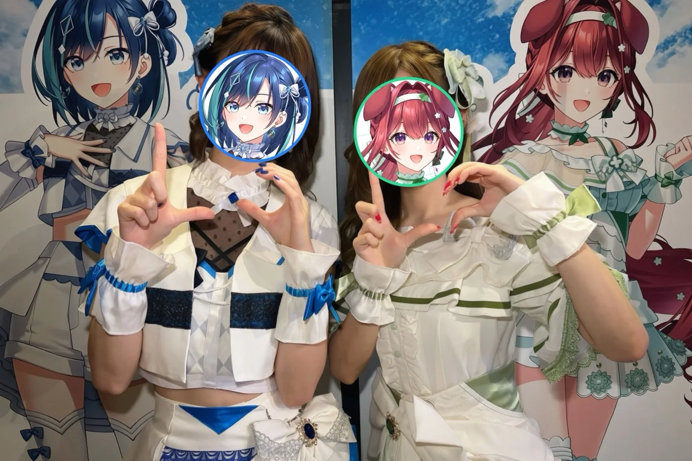 写真: 2人の等身大バナーの前でハートのポーズをとる葵空かのんと狗森よもぎ（顔はキャラクターアイコン）