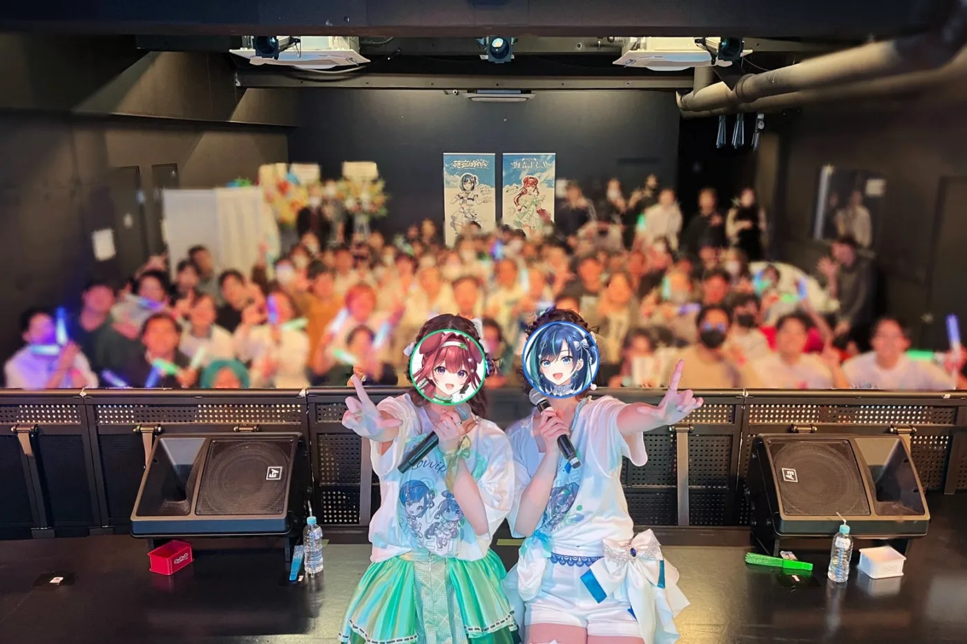 ライブ写真: 満員の客席を背にステージに立つ2人