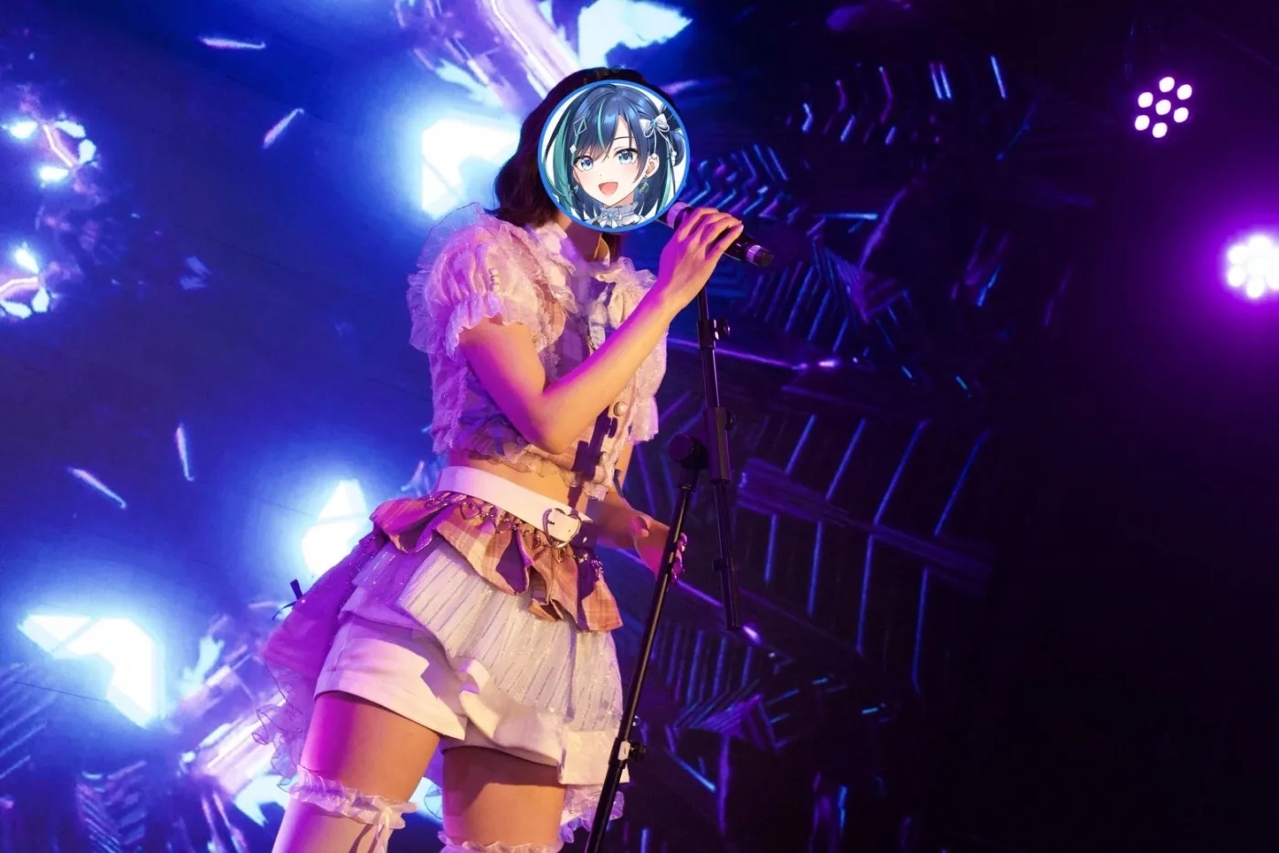 ライブ写真: 紫のライティングの中で歌う葵空かのん（顔はキャラクターアイコン）