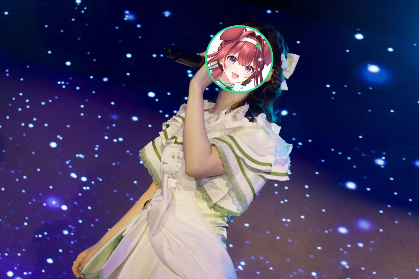 ライブ写真: 星空のLEDを背にマイクを掲げる狗森よもぎ（顔はキャラクターアイコン）